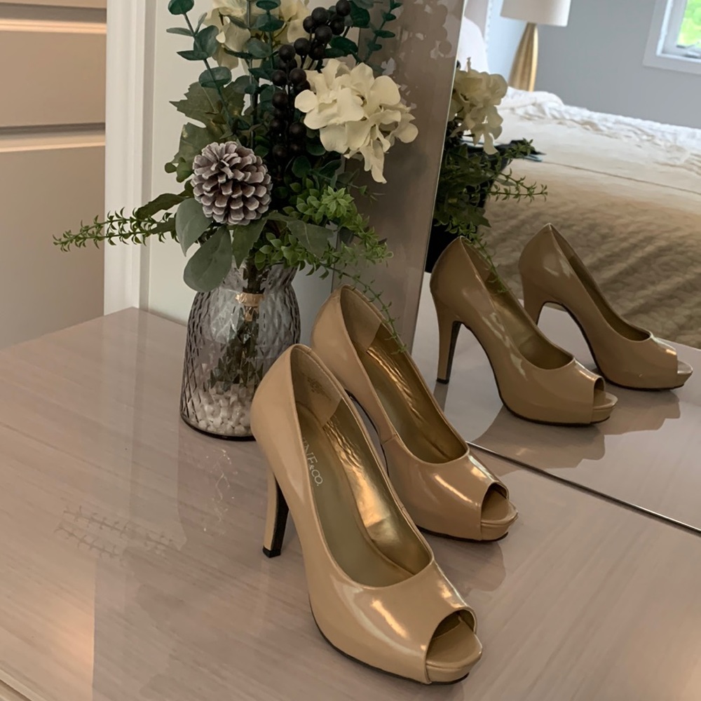 Nine&Co. Peep toe nude heels